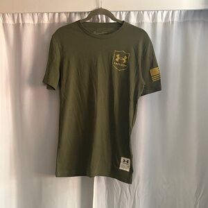 Under Armour Men's Army Green Tee with Gold Accents